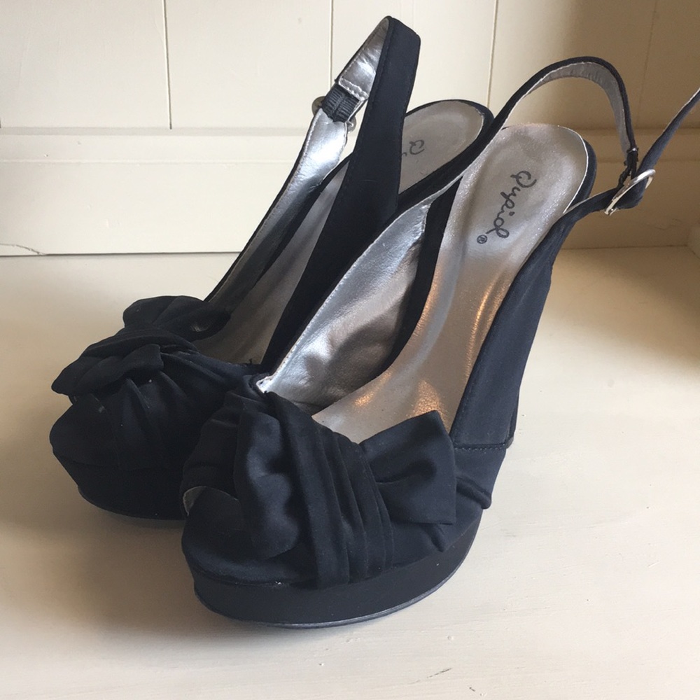 Cute black slingback heels!